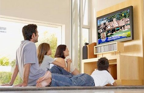Có nên tắt đèn để xem tivi cho rõ? - 1 Màn hình của tivi khá nhỏ nên hình ảnh đến mắt người xem
cũng không lớn lắm.