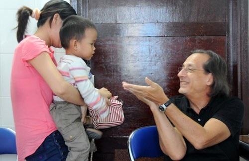 Bác sĩ R. D. Castro tái tạo bàng quang cho bé Trần Anh Đức - 1 Bác sĩ R.D Castro trong một lần khám cho bệnh nhi tại Việt
Nam. Ảnh tư liệu