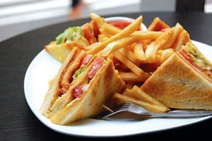 Thú vị nguồn gốc 6 món ăn kinh điển - 3 4. Bánh sandwich được
làm ra trên bàn đánh bạc