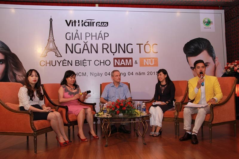 Bác sĩ Guillaume Orieux trình bày về cơ chế rụng tóc của nam
và nữ.