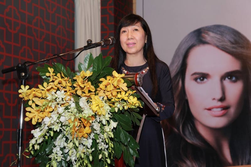 Bác sĩ Guillaume Orieux trình bày về cơ chế rụng tóc của nam
và nữ.