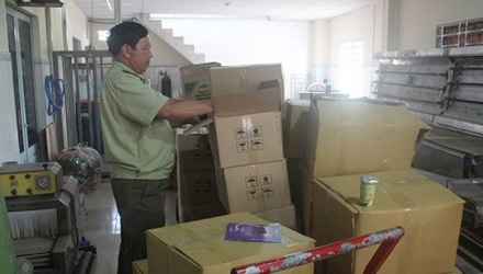 Phát hiện số lượng lớn mỹ phẩm trôi nổi - 1 Số lượng lớn bánh kẹo nhái bị bắt. Ảnh: Ngô Bình