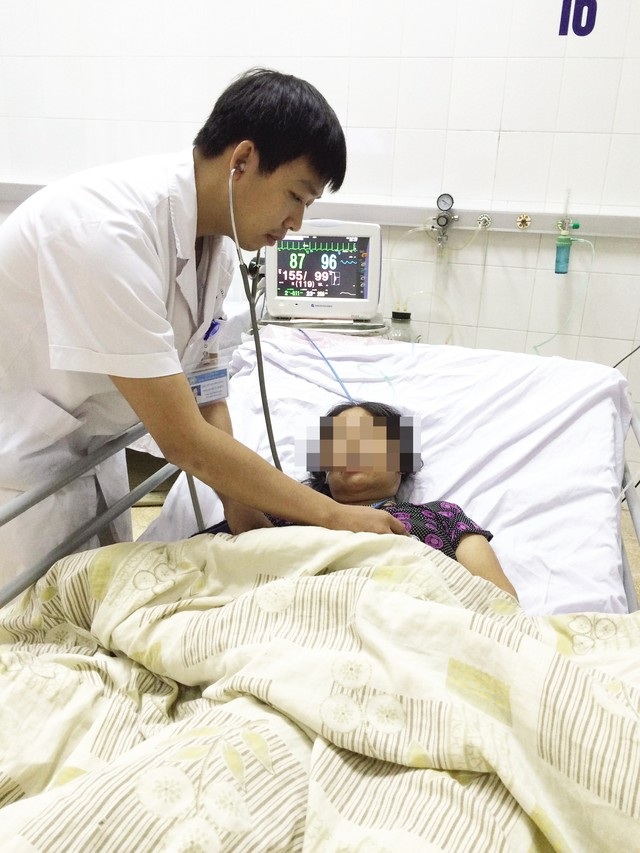 Suýt tử vong vì ăn lá cây hoa chuông - 1 Bệnh nhân N được điều trị tại Bệnh viện Đa khoa Hà Đông. Ảnh:
D.H