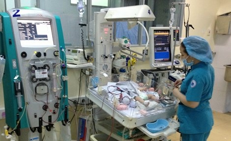 Lọc máu liên tục cứu sống bé sơ sinh - 1 Bệnh nhi đang được chăm sóc tại Bệnh viện Nhi đồng 1. Ảnh:
Duy Tính.