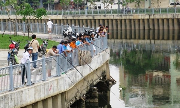 HIểm họa khi ăn cá kênh Nhiêu Lộc: ung thư, suy thận... - 1 Buổi sáng và xế chiều là thời điểm thu hút nhiều cần thủ đi
câu tại kênh Nhiêu Lộc và Tàu Hủ.
