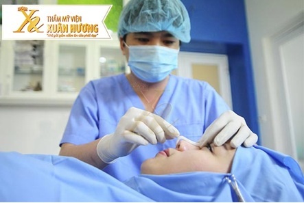 Thẩm mỹ Xuân Hương rộn ràng khuyến mãi đón hè 2015 - 2 Bác sĩ thực hiện đo vẽ dáng mũi tại bệnh viện