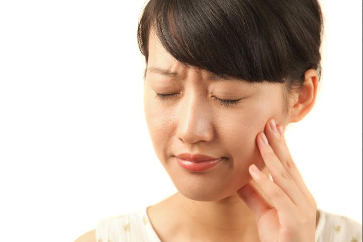 Những “thủ phạm” khiến răng ê buốt - 1 Nếu bạn ăn chua, lạnh, nóng mà cảm thấy ê buốt răng tức
bạn đang gặp tình trạng răng nhạy cảm.