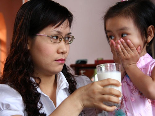 Vì sao nhiều mẹ Việt luôn “nhồi, ép” con ăn? - 1 Ép trẻ ăn sẽ gây ra nhiều hậu quả nghiêm trọng
