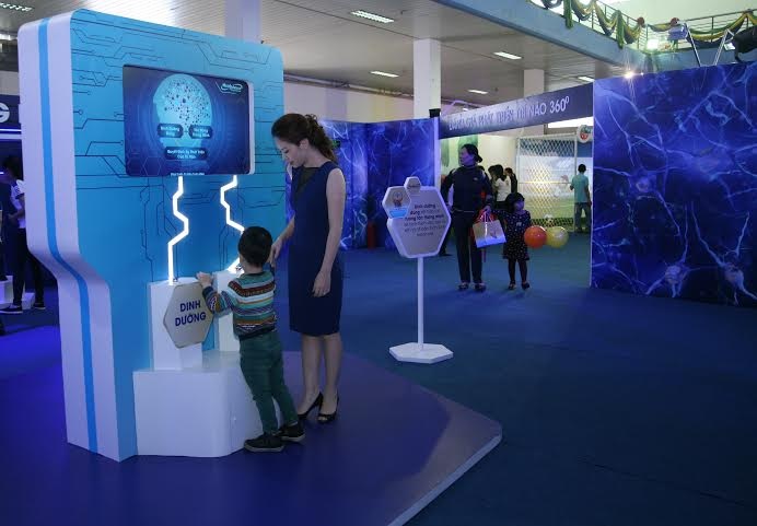 Khải Minh say sưa với trò chơi tương tác