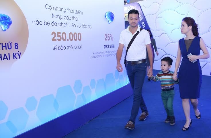 Bé tỏ ra tò mò khi đi theo bố mẹ Khải Anh - Đan Lê thám hiểm mê cung bí ẩn