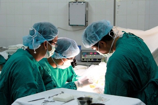 Cứu sống chân, tay - 1 Một ca phẫu thuật tại Bệnh viện Chỉnh hình và Phục hồi chức
năng TP HCM. Ảnh: HOÀNG TRIỀU