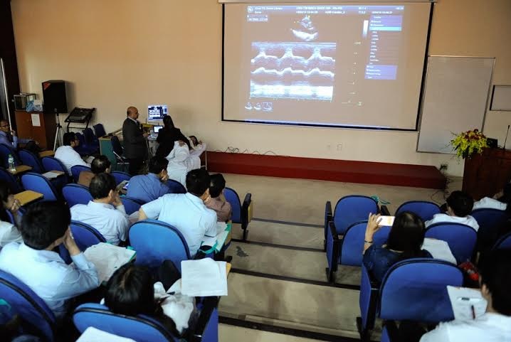 Chẩn đoán nhiều bệnh lý tim mạch qua siêu âm tim - 1 Các bác sĩ được thực hành tại chỗ trong quá trình học tập