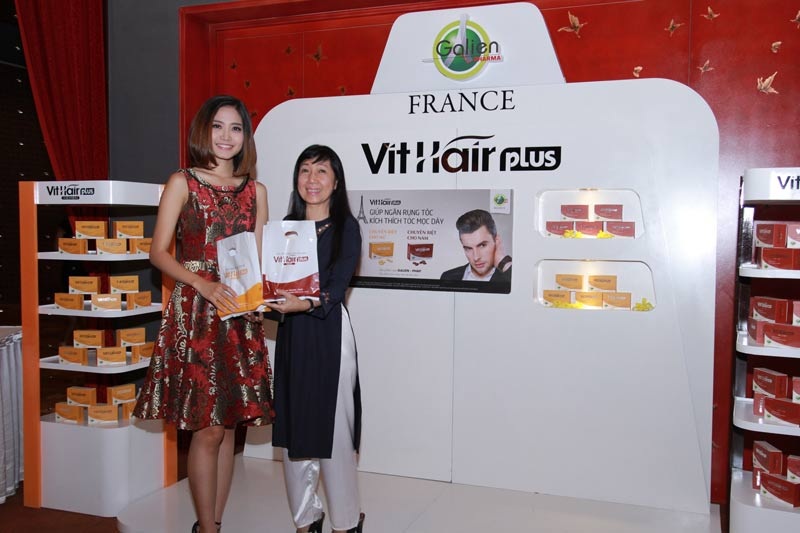 Bác sĩ Guillaume Orieux trình bày về cơ chế rụng tóc của nam
và nữ.