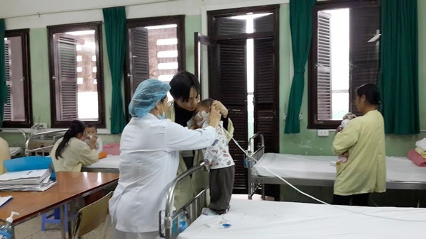 Bất ngờ thừa... giường bệnh ở 2 khoa “nóng” của Viện Nhi Trung ương - 2 Các bác sĩ có thêm thời gian để chăm sóc cho bệnh nhi tốt hơn