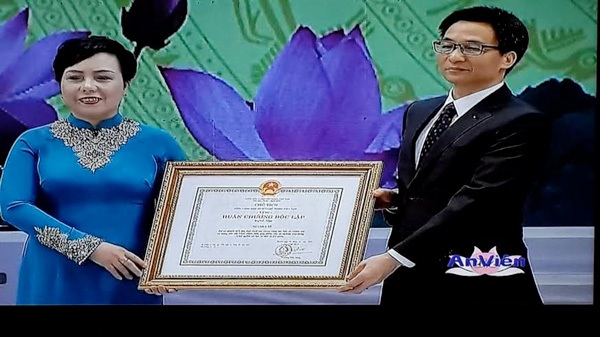 Trao Huân chương Độc lập hạng nhất cho Ngành Y tế Việt Nam