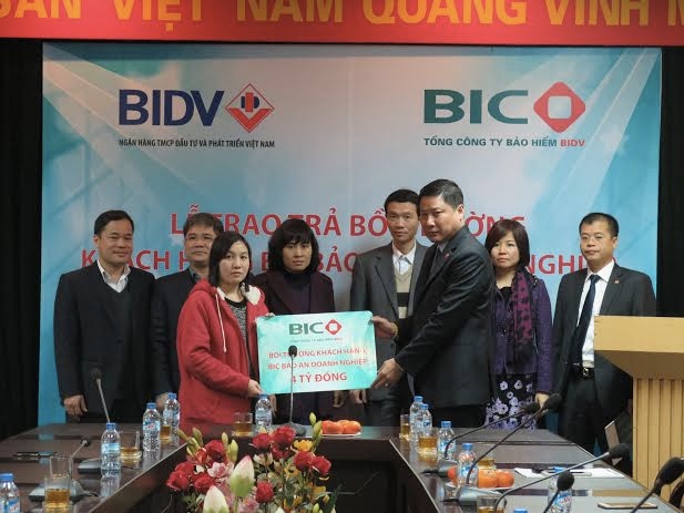 Bồi thường 4 tỷ đồng cho nạn nhân bị gỗ đè chết - 1 Đại diện công ty CP Tây Đô nhận số tiền bảo hiểm 4 tỷ từ BIC Bảo An