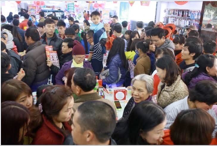 “Nghẹt thở” chen chân mua sắm hàng điện máy ngày cận Tết - 10 Dòng TV cao cấp cũng được nhiều khách hàng
quan tâm trong dịp cuối năm