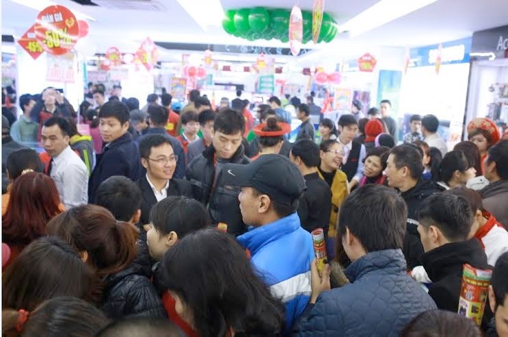 “Nghẹt thở” chen chân mua sắm hàng điện máy ngày cận Tết - 2 “Nghẹt thở” chen chân mua sắm hàng điện máy ngày cận tết