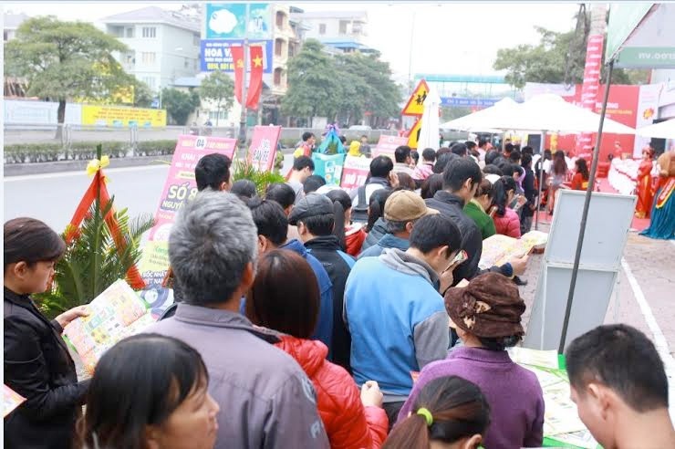 “Nghẹt thở” chen chân mua sắm hàng điện máy ngày cận Tết - 4 Xếp hàng dài chờ đợi trước cửa siêu thị
MediaMart Hạ Long
