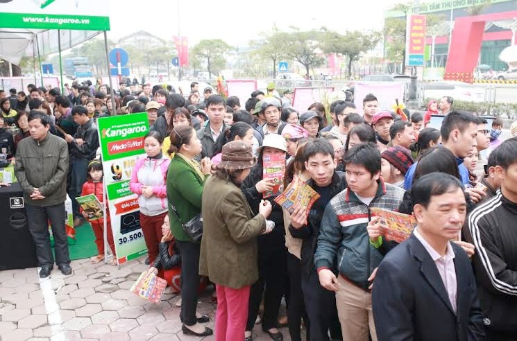 “Nghẹt thở” chen chân mua sắm hàng điện máy ngày cận Tết - 6 Chờ đợi giờ siêu thị mở cửa