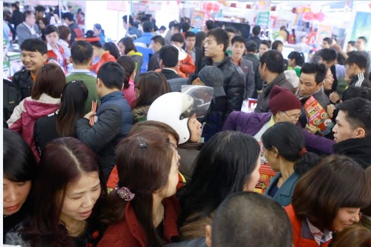 “Nghẹt thở” chen chân mua sắm hàng điện máy ngày cận Tết - 7 Đội mũ bảo hiểm vào trong siêu thị để đảm bảo
an toàn