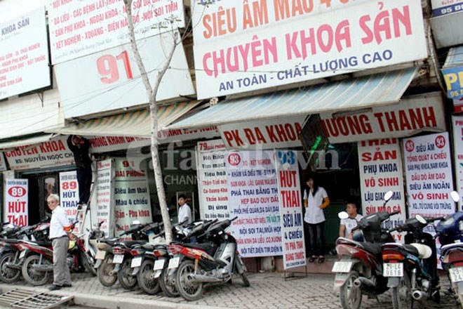 Các cô bé tuổi teen tấp nập đi... phá thai - 1 Mặc đồng phục học
sinh đi đến bác sĩ