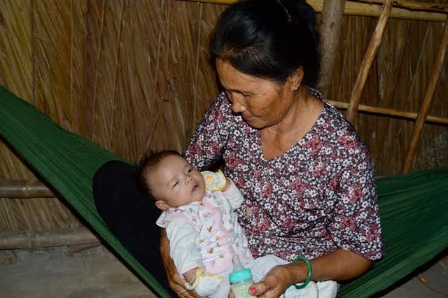 Bác sĩ bỏ quên gạc trong bụng sản phụ - 1 Cháu Nhân đang được bà nội chăm sóc
