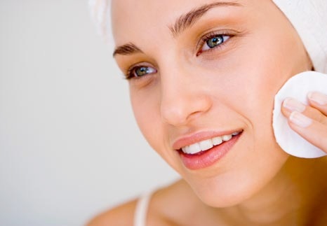 Mỹ: Thực hư chuyện nước tiểu trị mụn trứng cá - 1 Ảnh: Women's Health Magazine