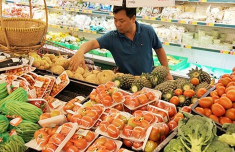 Ăn, uống gì để tết vui, khỏe? - 1 Tăng cường rau, củ, quả trong những ngày tết là lựa chọn
hàng đầu của nhiều gia đình. Ảnh: TÚ UYÊN