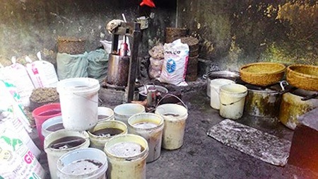 Tiêu hủy 150 ký mỡ heo bẩn cung cấp cho thị trường TPHCM - 1 Khu chế biến mỡ bẩn