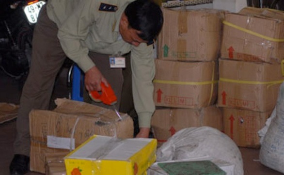 Nhuộm màu, tẩy tem: Hàng Trung Quốc thành đặc sản Đà Lạt - 1 Số hàng Trung Quốc bị cơ quan chức năng thu giữ.