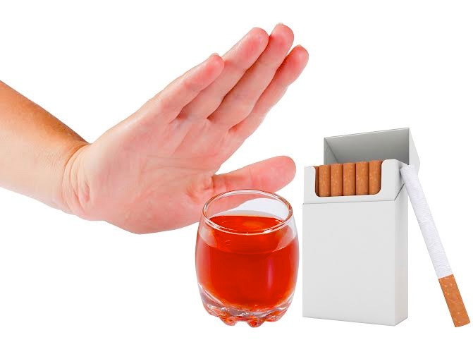 Những thói quen tốt giúp phòng loãng xương - 2 Thuốc lá và rượu bia là những tác nhân gây mất
xương cần tránh xa