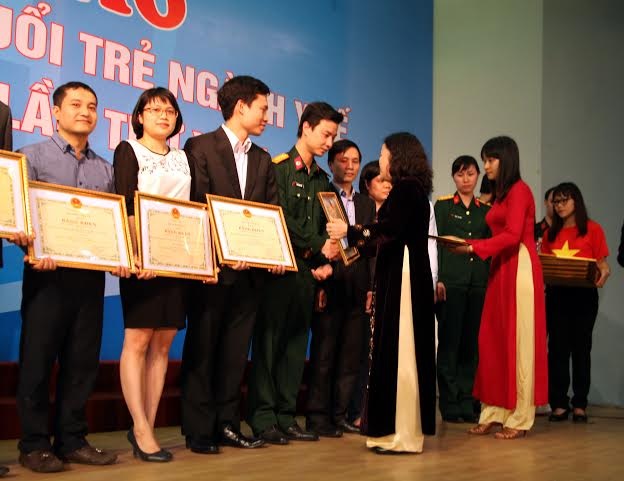 Ứng dụng thành công phương pháp điều trị cho bệnh sụp mí - 4 BS Phạm Ngọc Minh nhận giải thưởng từ Thứ trưởng Nguyễn Thị Xuyên