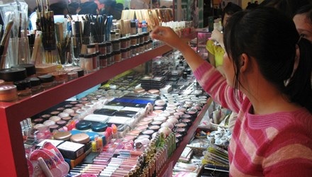 Nhức nhối mỹ phẩm rởm - 1 Một quầy mỹ phẩm tại chợ sinh viên ở Hà Nội. Ảnh: Nguyễn Hà.