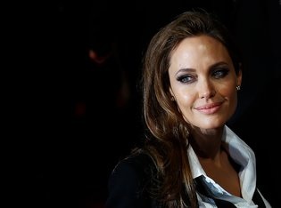 Angelina Jolie chia sẻ về quyết định phẫu thuật cắt buồng trứng - 1 Angelina Jolie chia sẻ về quyết định phẫu thuật cắt buồng trứng