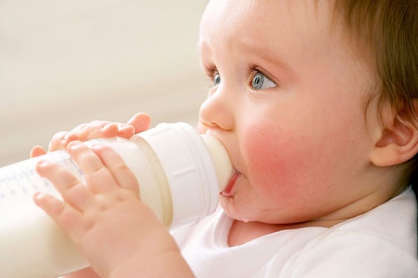 Bình đựng sữa trong mùa nồm dễ là “hang ổ” của vi khuẩn gây
tiêu chảy