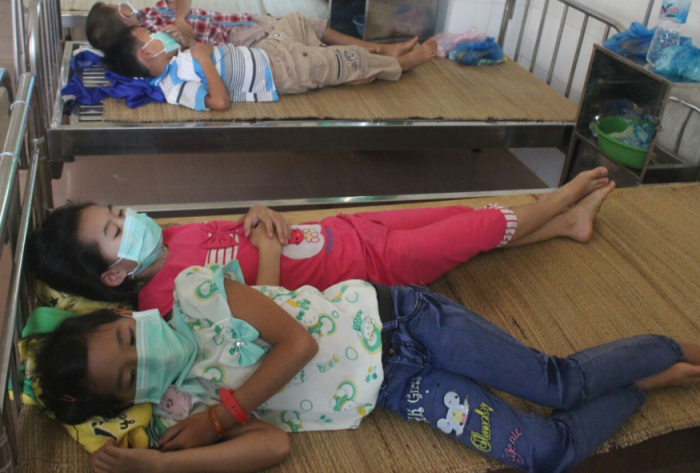 Các em học sinh bị sốt cao đang điều trị tại Trung tâm Y tế Đạ Tẻ sức khỏe đã tương đối ổn định