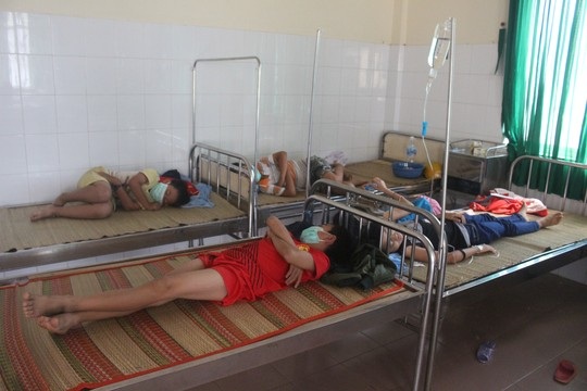 Học sinh đồng loạt bị sốt đang được điều trị tại TTYT huyện
Đạ Tẻh