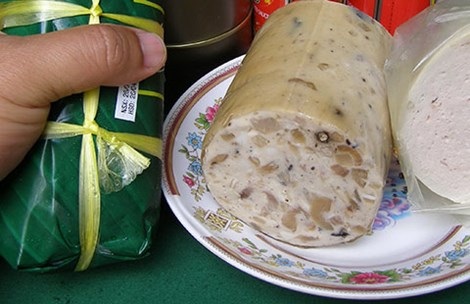 Thực phẩm bẩn tung hoành - 1 Nhiều chả lụa kinh doanh trên địa bàn tỉnh Bình Dương bị
“dính” hàn the. Ảnh: TRẦN NGỌC
