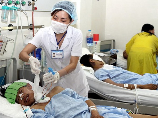 Bộ Y tế xử lý nghiêm các trường hợp chuyển tuyến sai quy định - 1 Chăm sóc bệnh nhân ở bệnh viện Việt Đức