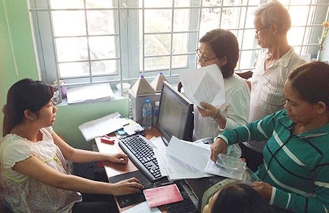 Sợ phiền hà, dân ngại mua bảo hiểm y tế - 1 Người dân ngại mua BHYT do còn một số quy định gây phiền hà.
Ảnh: PHONG ĐIỀN