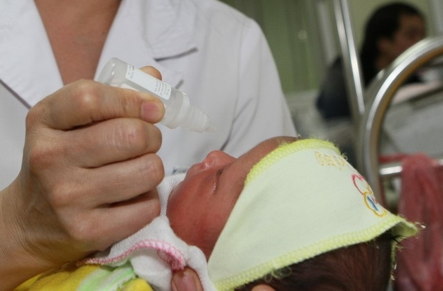 Không nên sử dụng bừa bãi thuốc nhỏ mũi cho trẻ - 1 Cha mẹ nên sử dụng thuốc nhỏ mũi cho trẻ theo hướng dẫn của
bác sỹ. Ảnh: Chí Cường