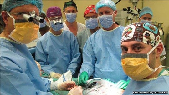 Mổ ghép dương vật thành công ở Nam Phi - 1 Nhóm phẫu thuật viên ở Nam Phi Ảnh: BBC