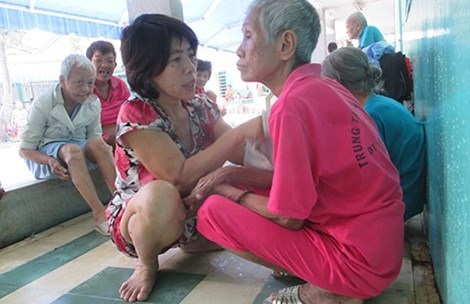 Điều duy nhất còn lại trong những tâm hồn điên loạn - 2 Bà Trung Vinh hôn con rối rít khi được gặp con. Ảnh:
HM