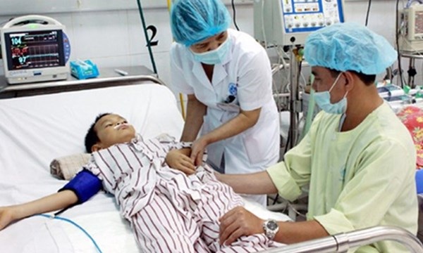 Mùa mưa chớ coi thường bệnh viêm não - 1 Nhiều trẻ mắc bệnh
viêm não được đưa vào nhập viện