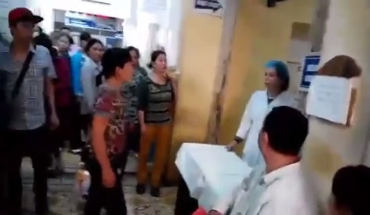 Hình ảnh điều dưỡng viện K bị người nhà bệnh nhân tố vòi tiền.
Ảnh cắt từ clip