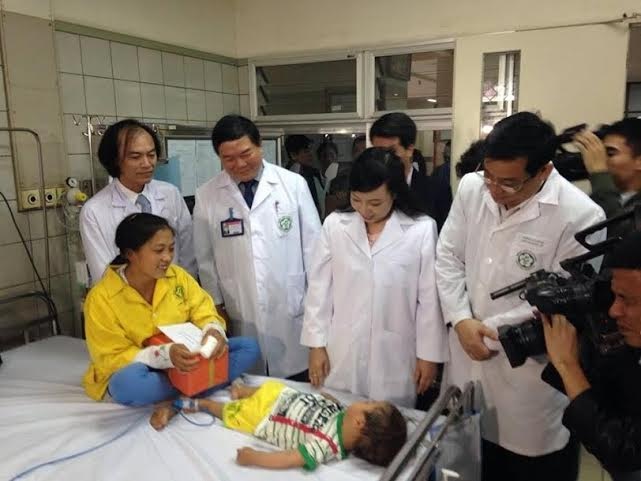 Bệnh nhân nặng nhất vụ sập giàn giáo đã được xuất viện - 2 Bộ trưởng Nguyễn Thị Kim Tiến tới thăm bệnh nhi Vừ Mí Chá