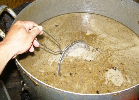 Cận cảnh “công nghệ” chế biến da heo phồng - 3 Nước luộc da heo đầy “vật thể lạ”, bốc mùi hôi.
