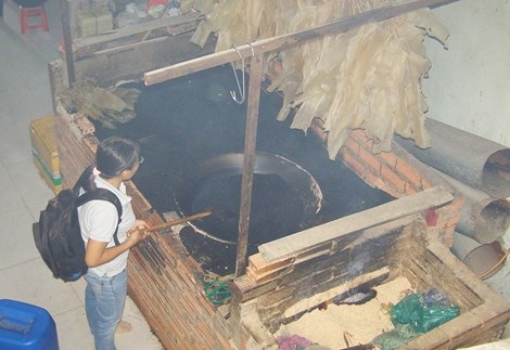 Cận cảnh “công nghệ” chế biến da heo phồng - 5 Muốn da heo nở phồng, giòn rụm thì phải xào trong chảo cát
nóng.