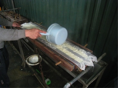 Đậu phụ được làm đông từ dung dịch đun sôi kỹ sẽ được đổ vào khuôn...